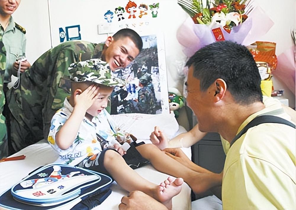 汶川地震中的敬禮娃娃已是北大學生