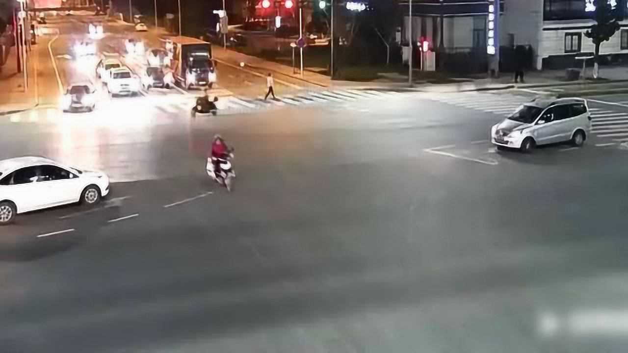 電動車闖紅燈致4死