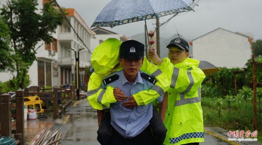 震驚！穿警察雨衣參加喪事引發(fā)熱議，背后真相令人深思
