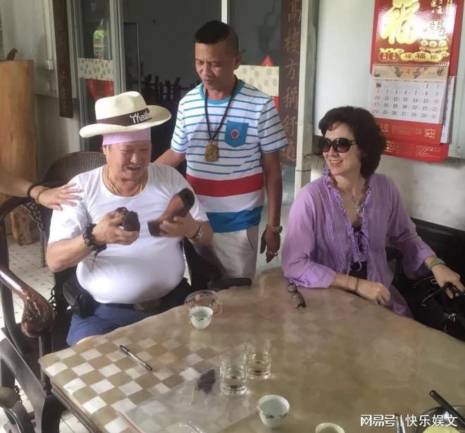 71歲成龍與友人聚餐