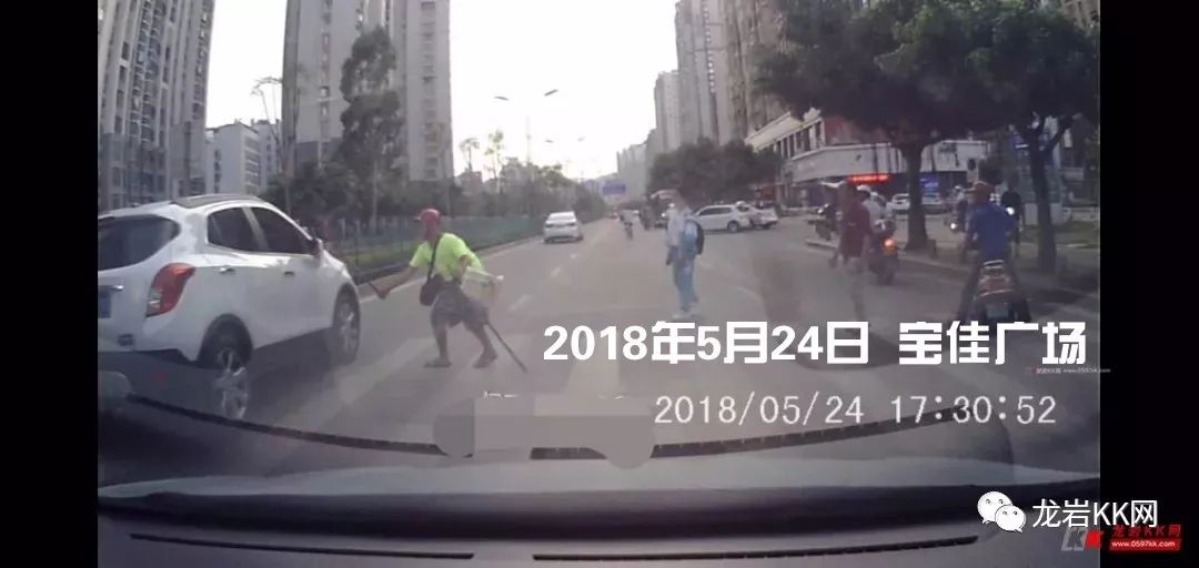 大爺碰瓷演技太假 尷尬爬起離開