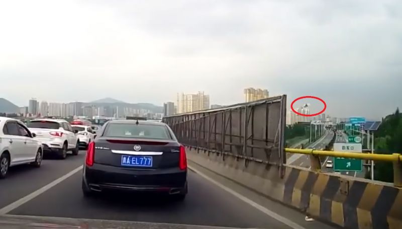 車輛在橋下躲冰雹致堵車違法嗎