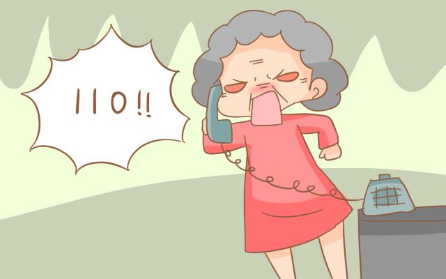 老人被拒門(mén)外睡樓道