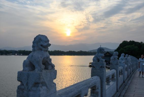 罕見西湖金光穿洞