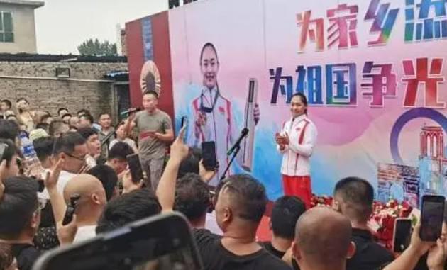 央視冠軍回老家擺攤