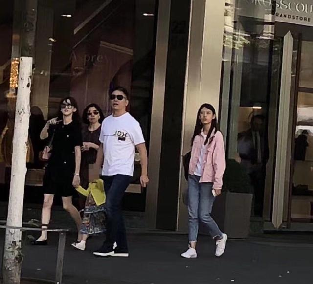 劉強東章澤天手牽手現身馬耳他