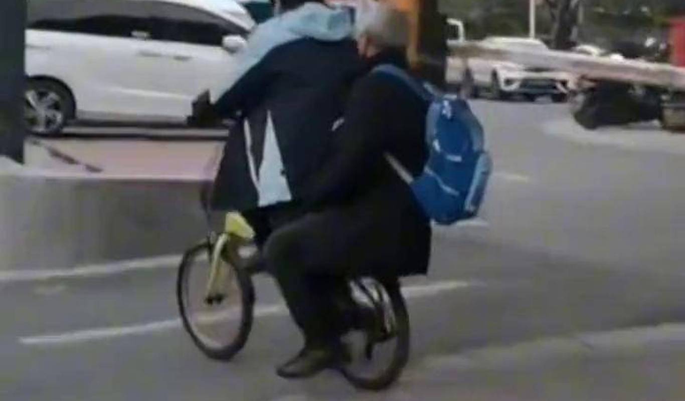 小孩獨自騎車 爺爺瞬間切換飛奔模式