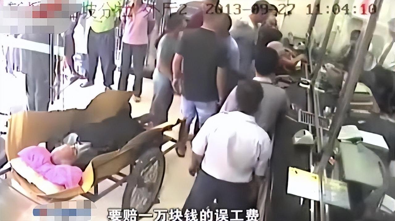 病重老人被要求親自取錢在銀行去世