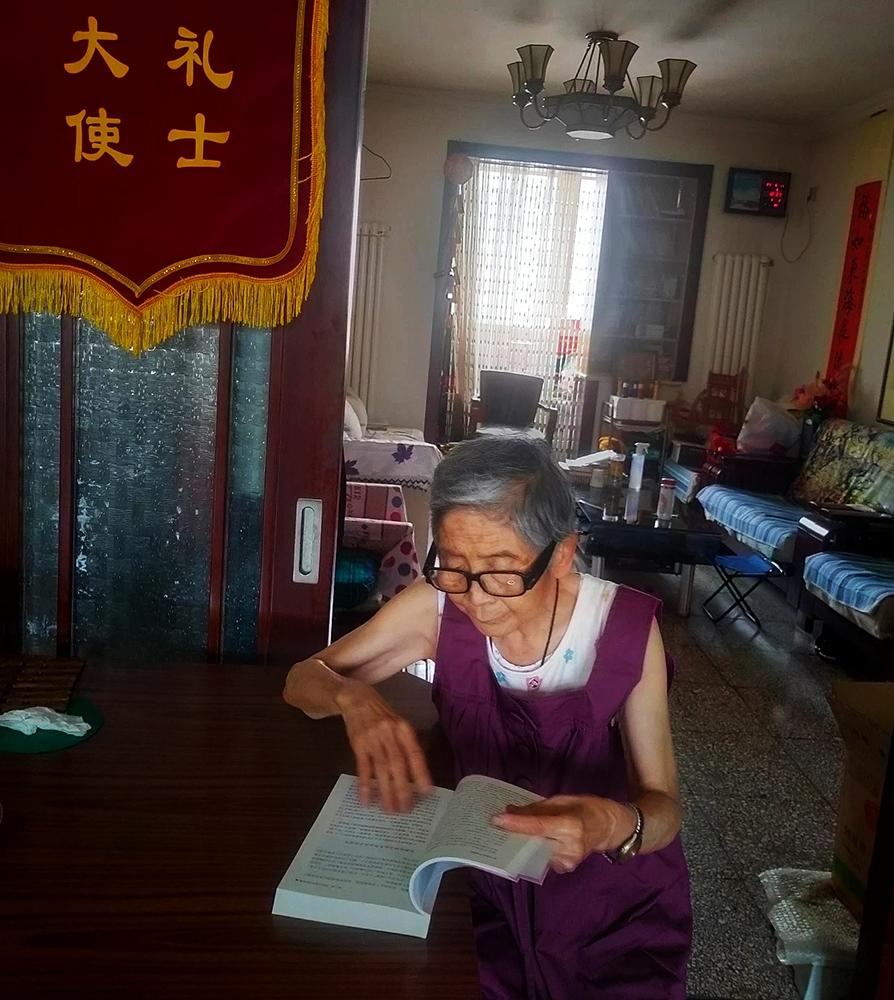 盲人體驗小米汽車致手指骨折