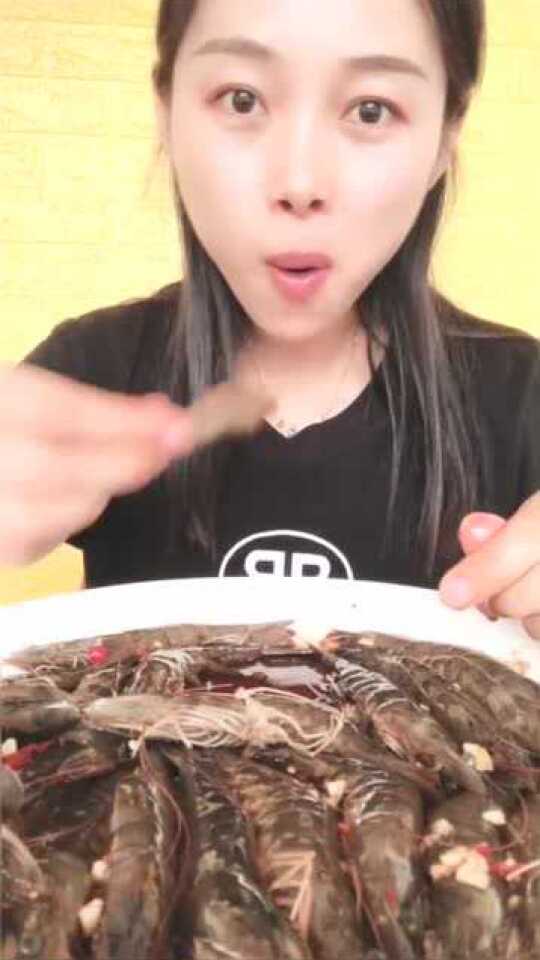 女子吃生腌小龍蝦 吸蝦頭驚呆網友