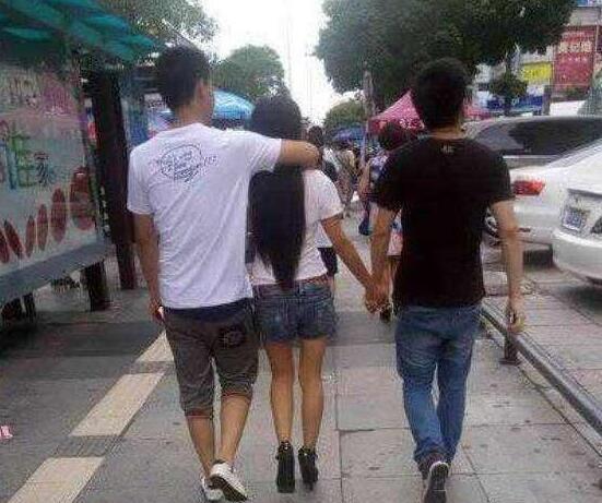 男子誤把別的男子當成女友拉著手走