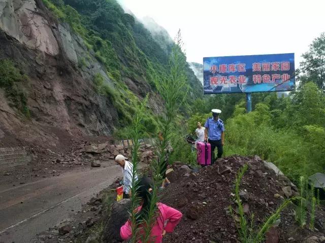 私家車被山體落石砸中 司機當場遇難