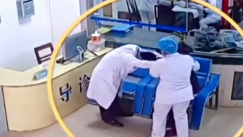 娃窒息奶奶跪謝醫生