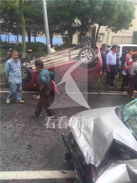 小車遭夾擊2人身亡