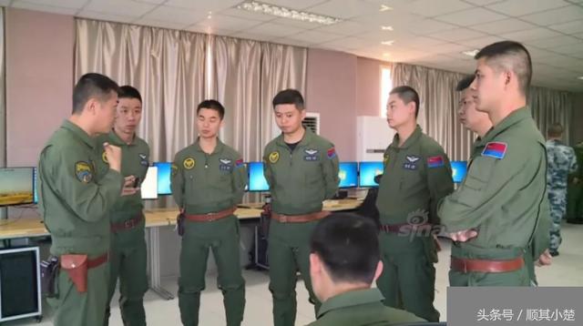 巴民眾用隊伍擺出殲10C形狀感謝中國