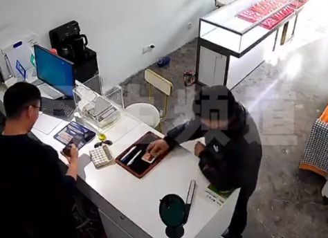 男子14.8萬賣金條后銀行卡被凍結