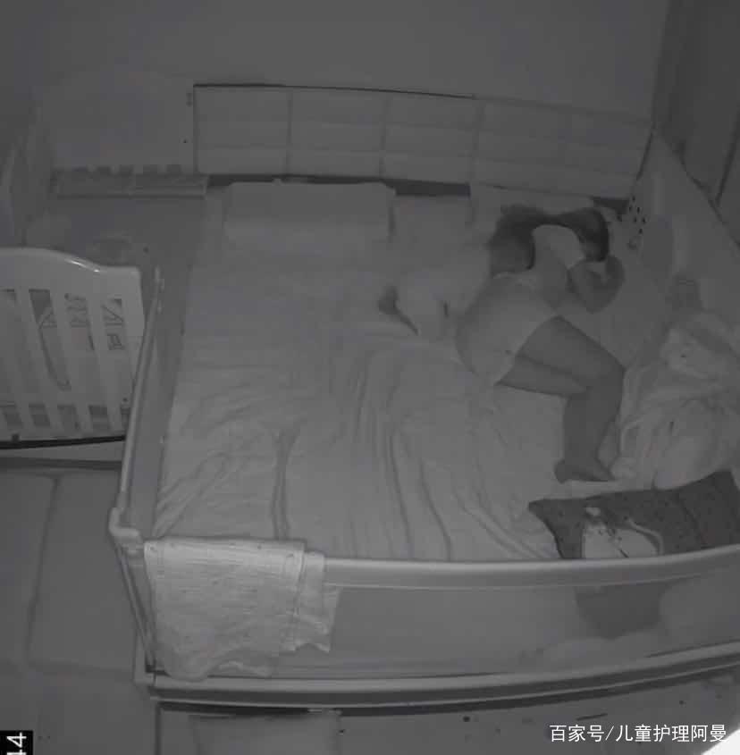監控記錄下兩歲寶寶自鋪被褥哄睡
