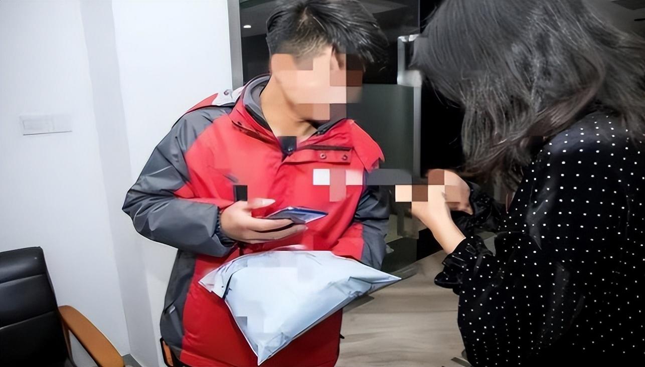 因快遞放不放門口 女子遭快遞員辱罵