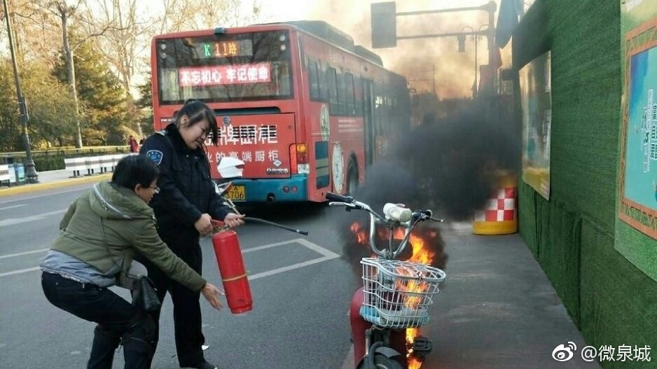電車起火女店主赤腳沖出幫助滅火