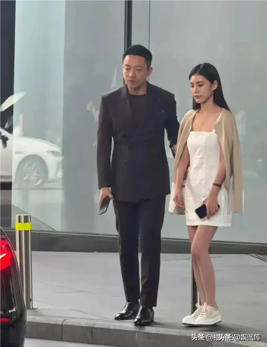 汪小菲馬筱梅穿中式婚服熱情打招呼