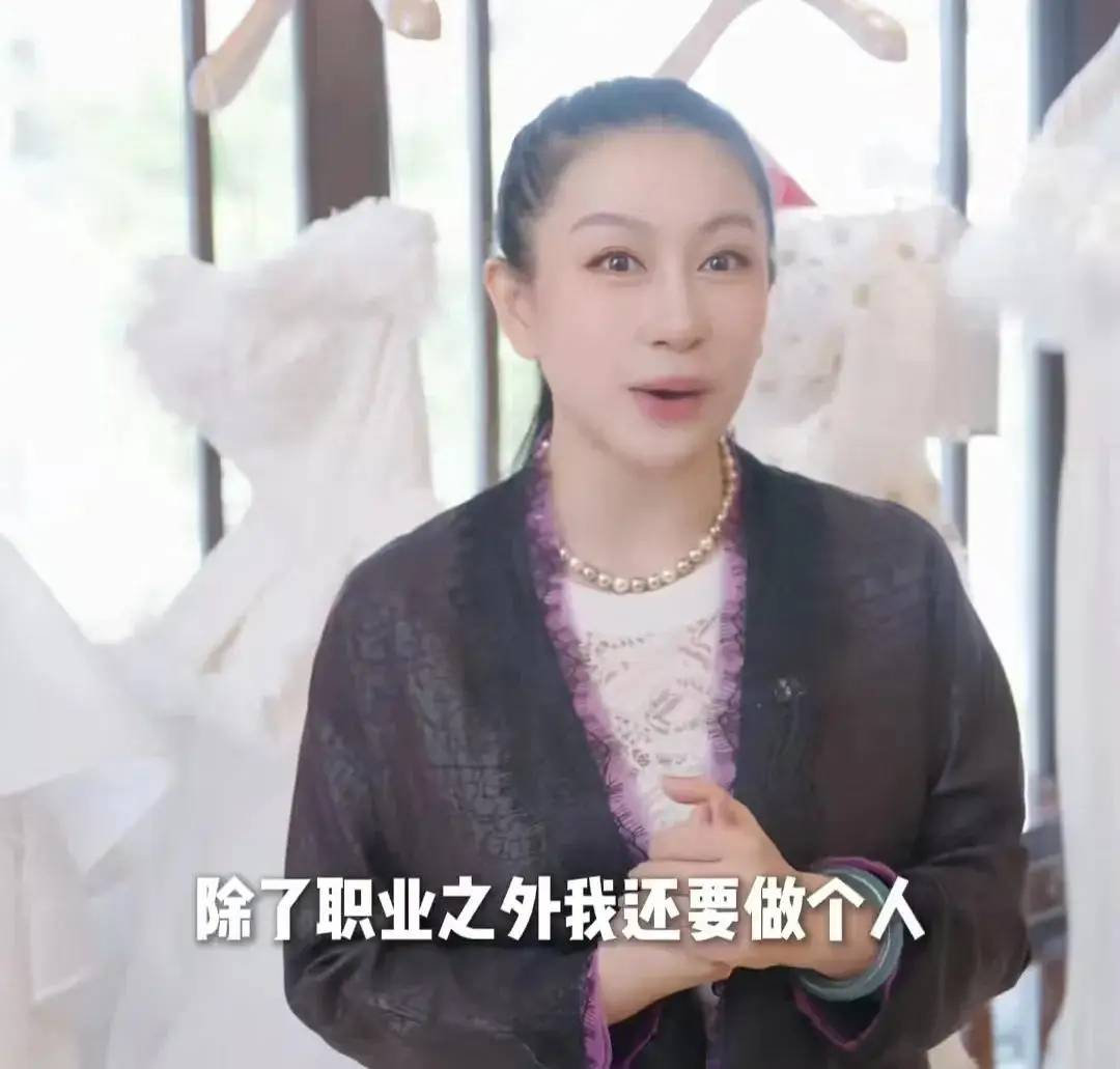 馬筱梅穿三套高定 金飾設計考究