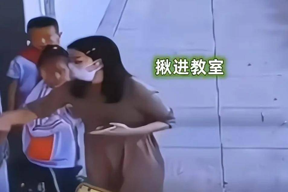 小學生調皮被老師拎身子懸空窗外