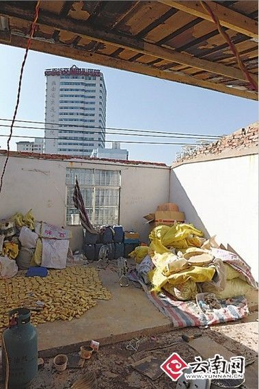 北京大風(fēng)掀鐵皮屋頂
