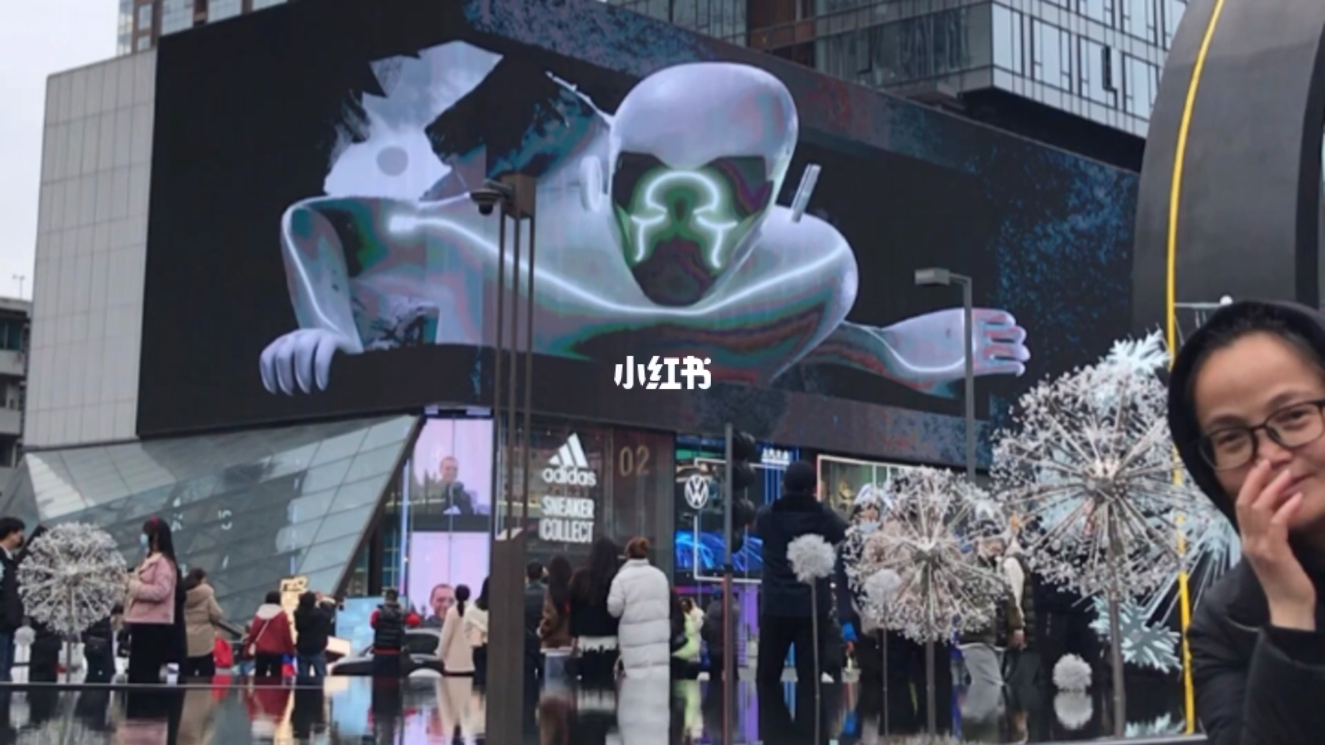 成都春熙路巨型3D蛇太逼真引爭議