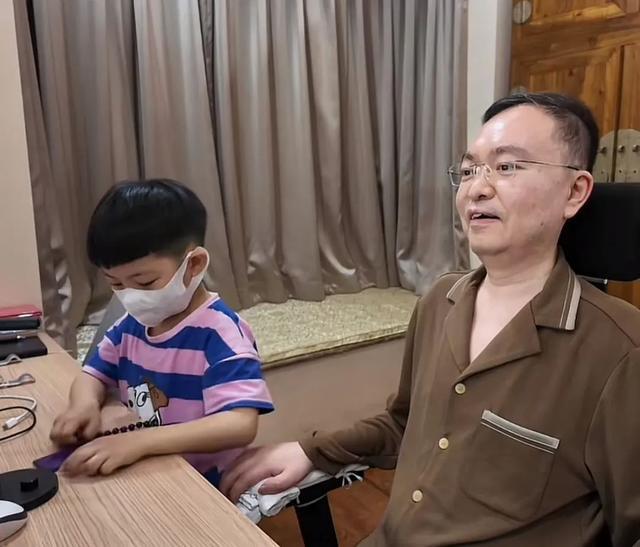 蔡磊用眼控儀打字