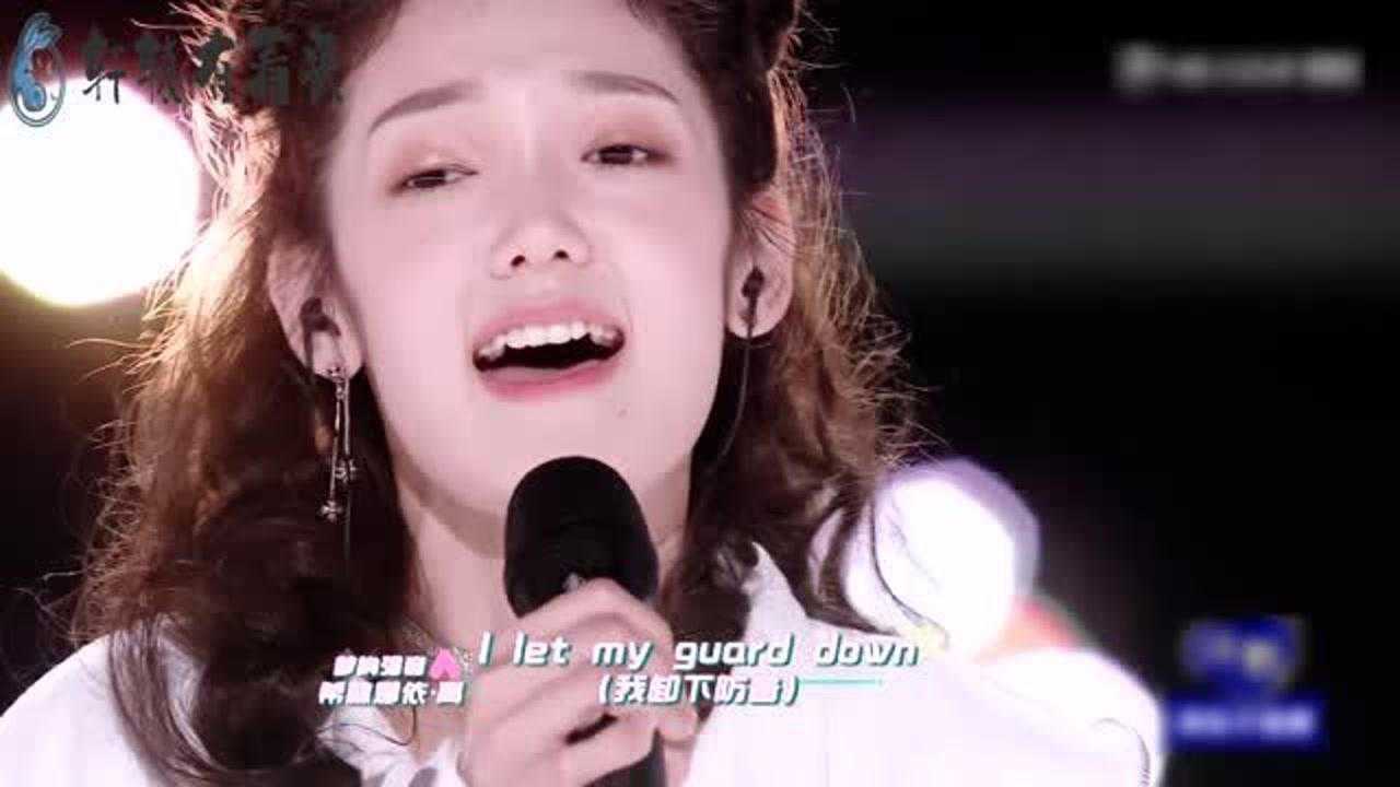 希林娜依高話筒磕到了嘴