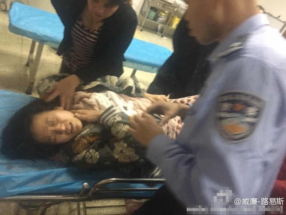 女子被強制帶走治療