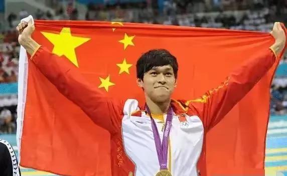 孫楊暖心舉動！幫潘展樂貼好冠軍號牌背后的故事，你絕對想不到！