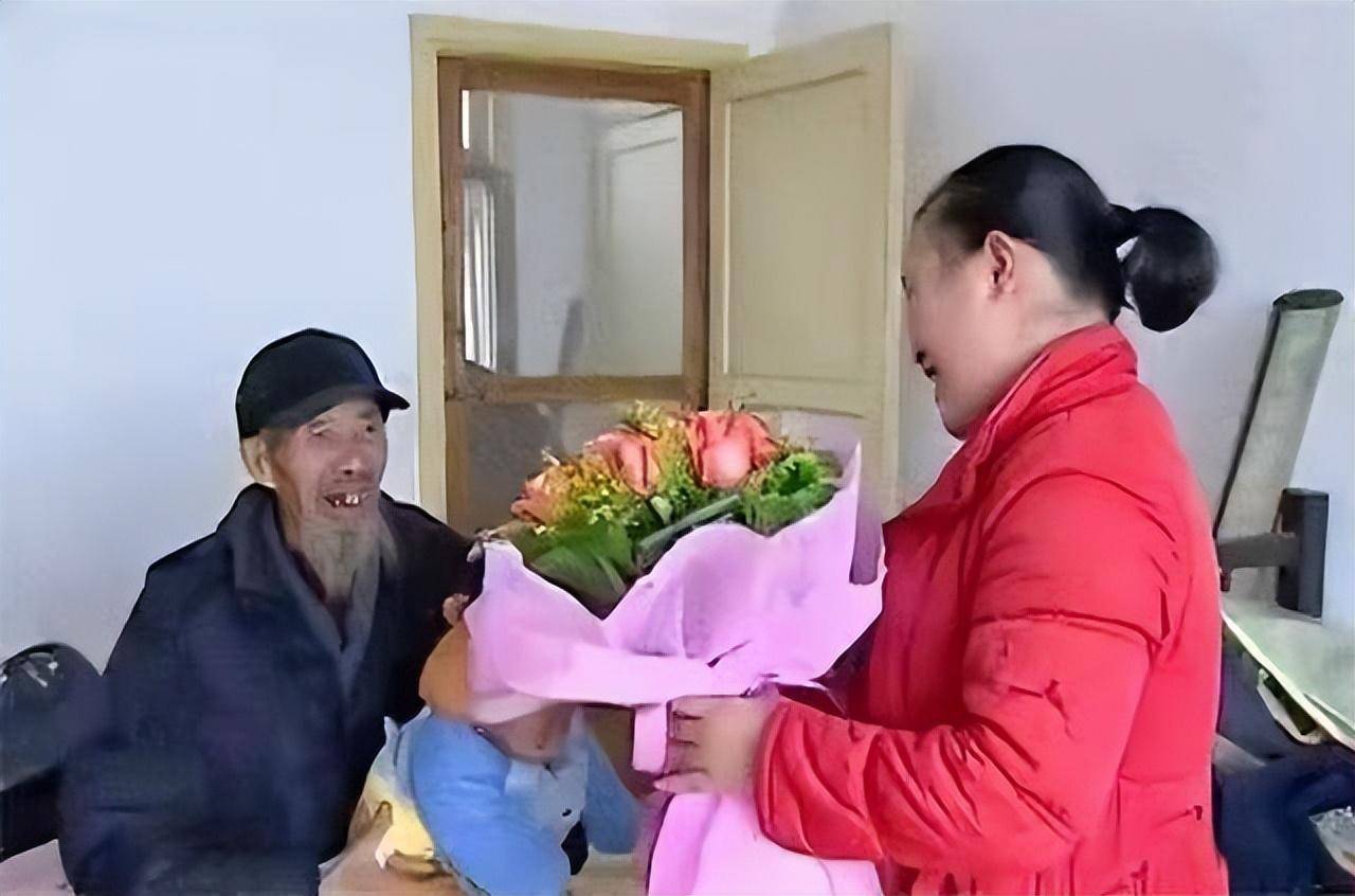 93年女子嫁65年丈夫：崇拜老公