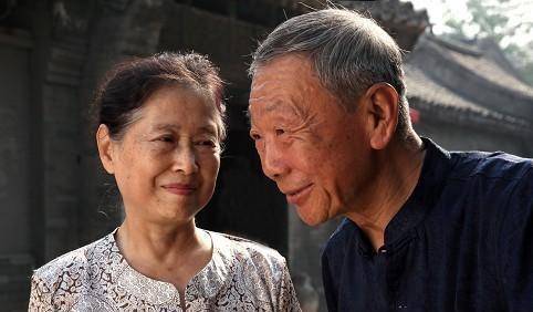 93年女子嫁65年丈夫：崇拜老公