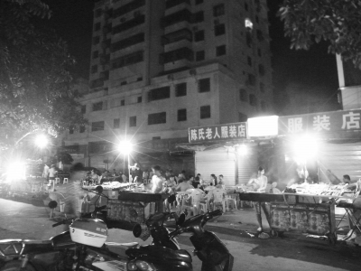 夜宵攤擾民 業(yè)主投訴無(wú)果放哀樂(lè)