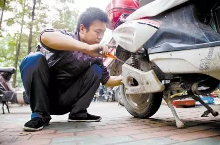 90后摩托車修理工用修車工具作畫