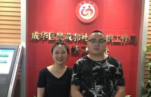 男子為520第一個領證排一夜隊
