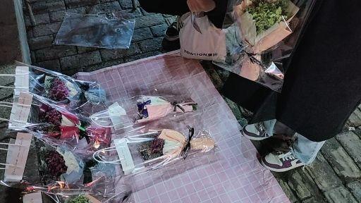 女生520收一屋子花 準備晚上擺攤