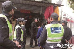 女攤販緊拽城管大腿