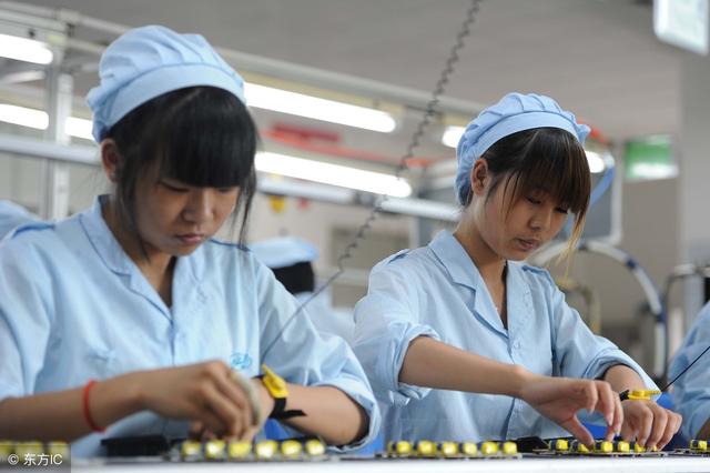 姚安娜戴工牌到車間工廠打工