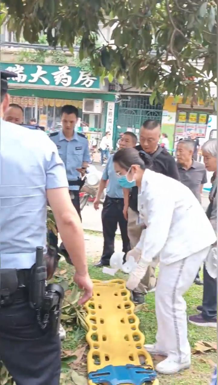 老人摘枇杷落水身亡