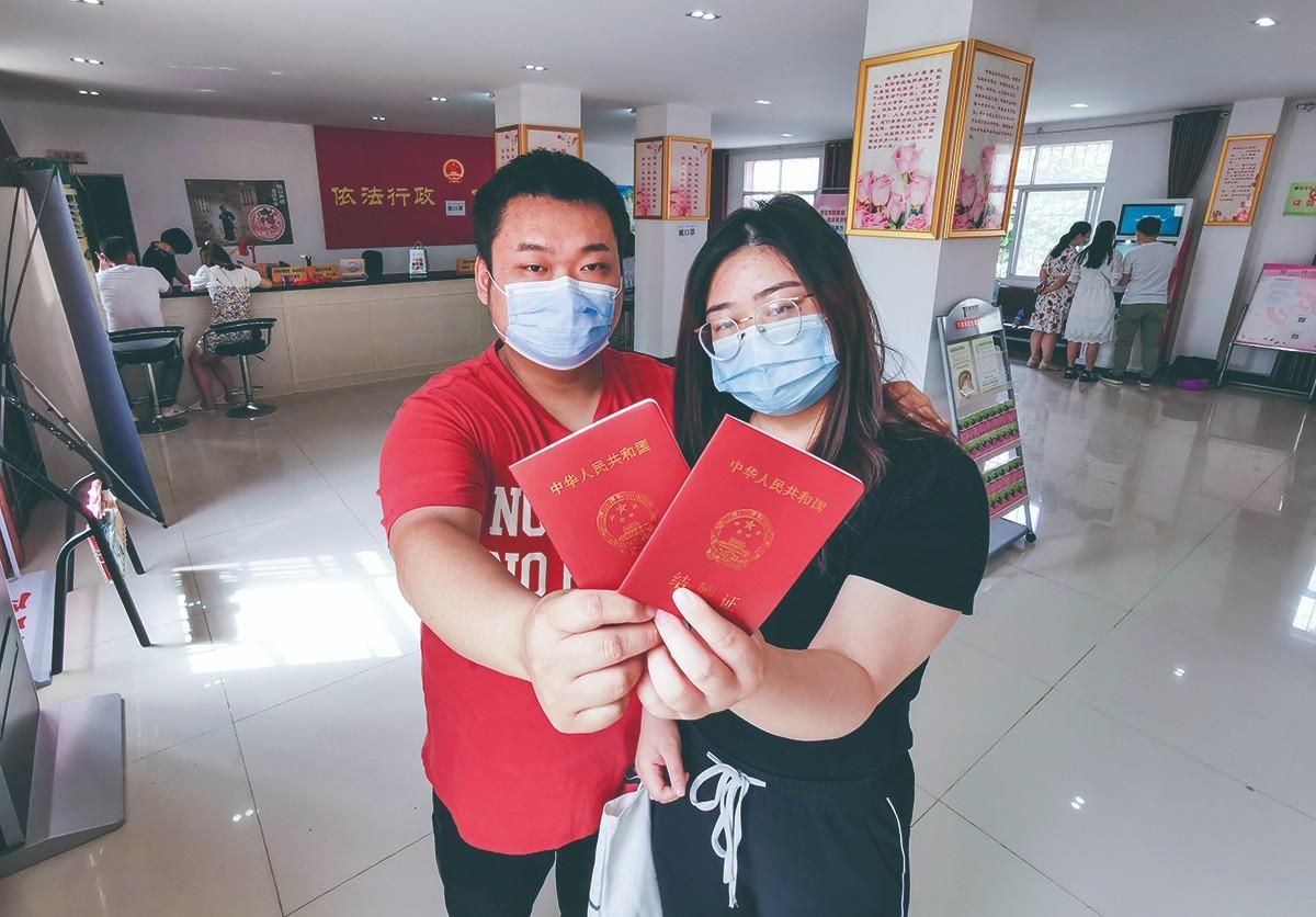 男子為520第一個(gè)領(lǐng)證排一夜隊(duì)