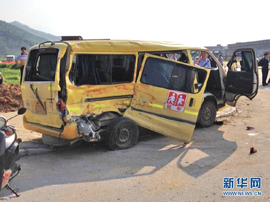 校車爆炸致5死38傷