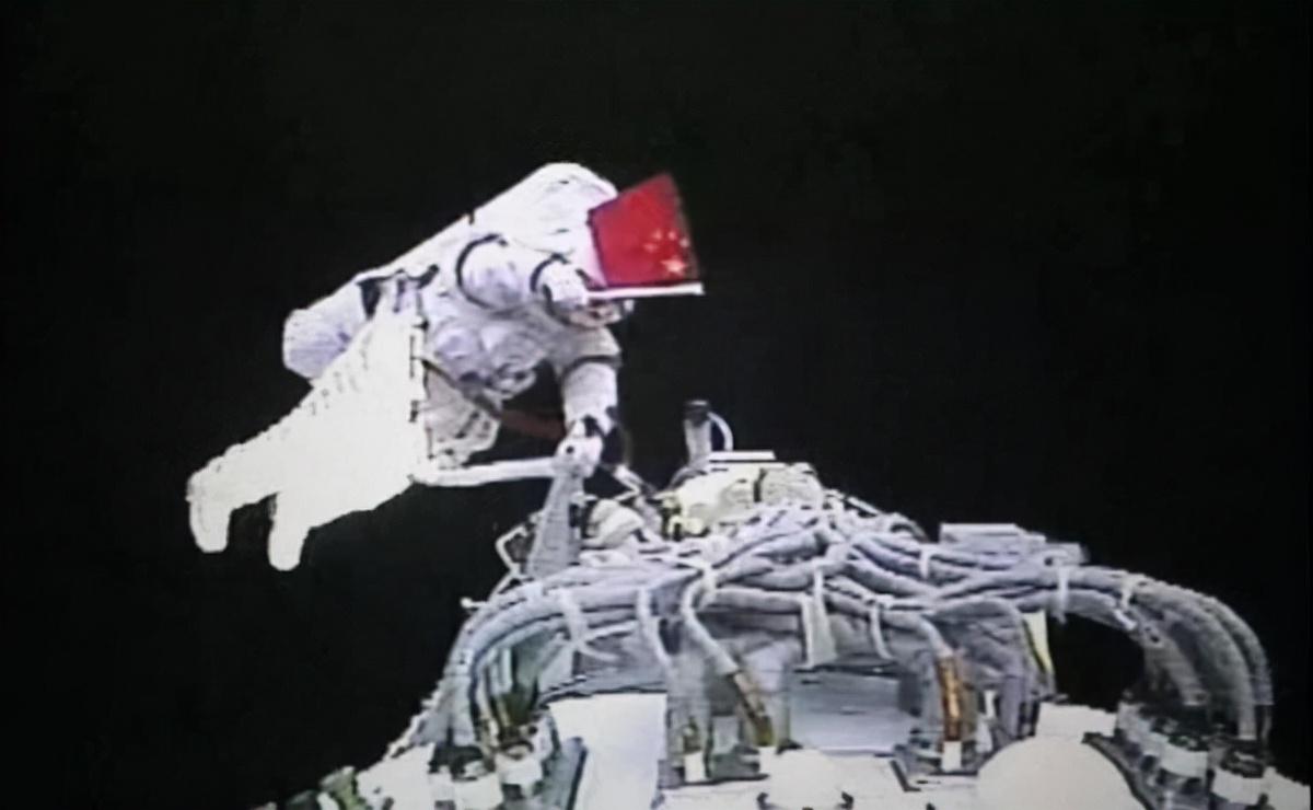 神二十首次太空出艙