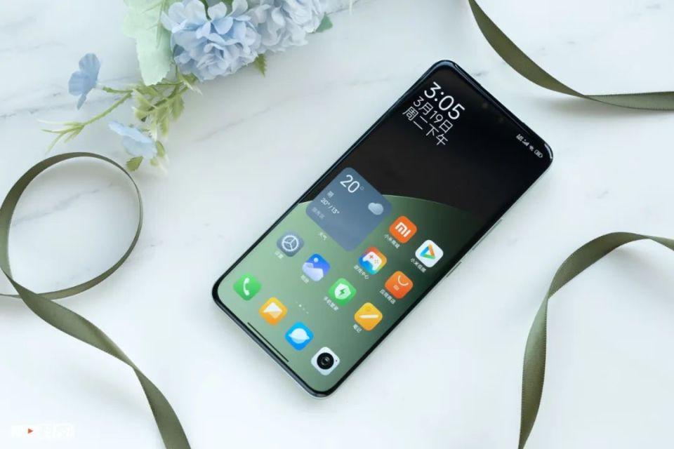 小米展示YU7全新配色寶石綠