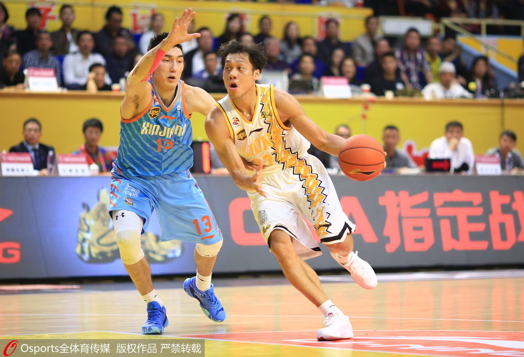 廣廈奪冠全隊(duì)擁抱慶祝 周琦一旁落寞