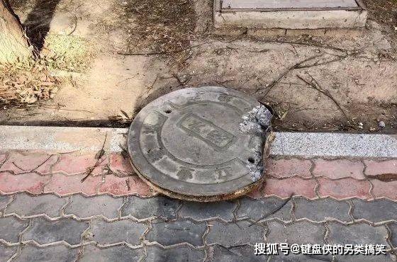 父親稱校方暫未解釋為何未鋪井蓋