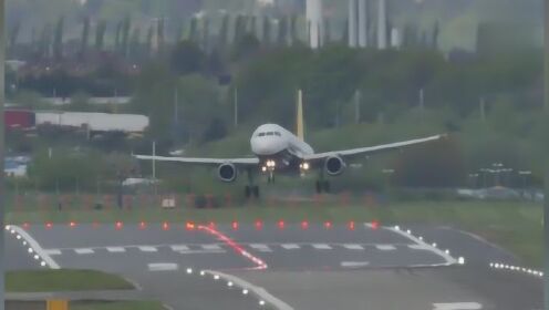 客機觸地復飛再降落