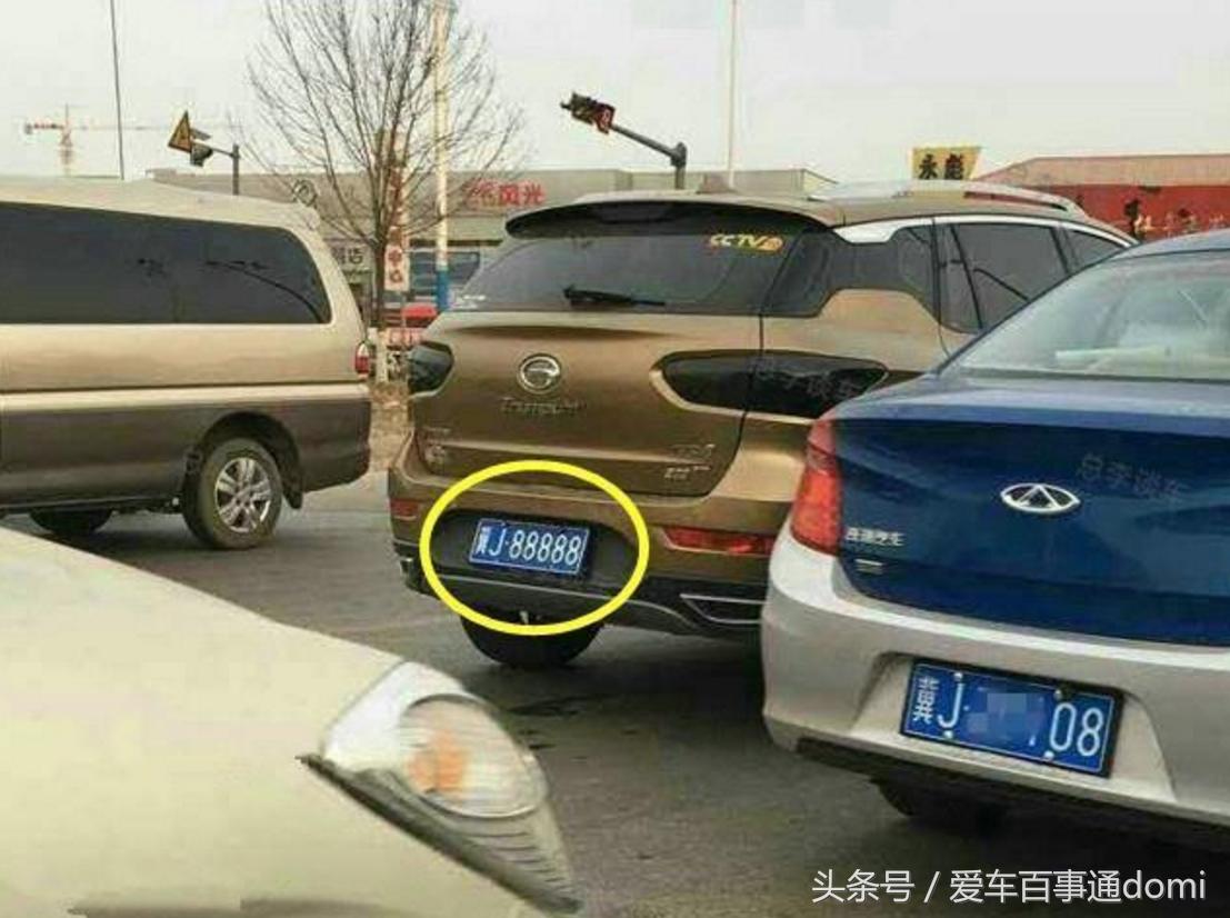 小孩用自噴漆將小區多輛車車牌噴黑