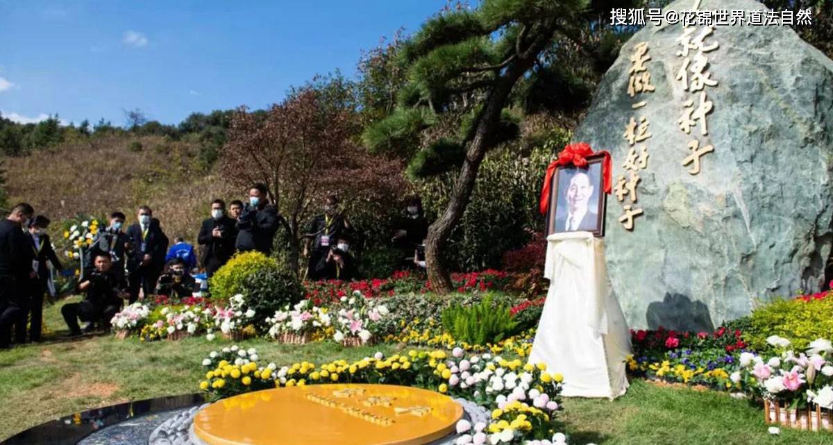 袁隆平夫人墓園祭掃